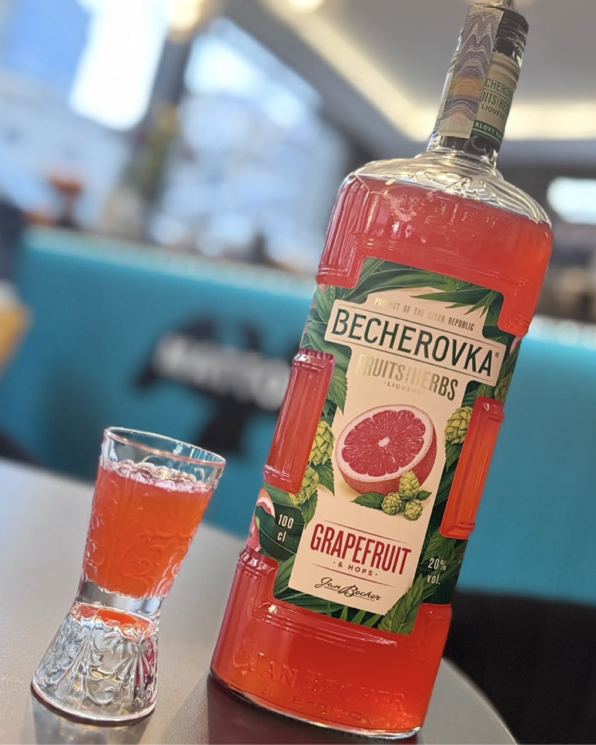 Becherovka — jedna ze surovin v receptuře Kávy z vřídelní vody